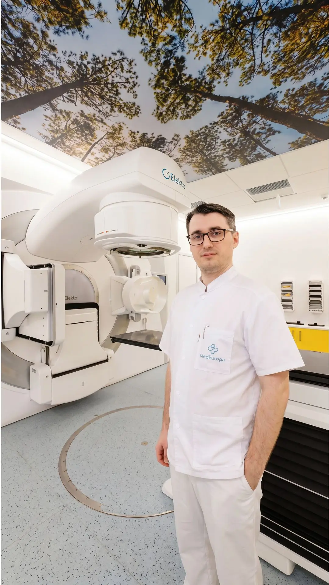 Dr. Cosmin Safta în sala de tratament radioterapie, Clinica MedEuropa Iași